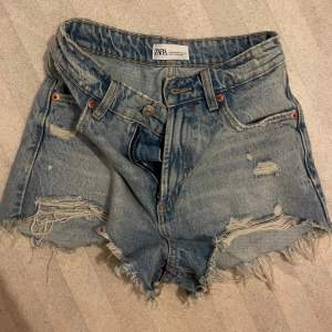 Säljer ett par jeans shorts från zara då de är för små för mig, bra skick o använda fåtal gånger