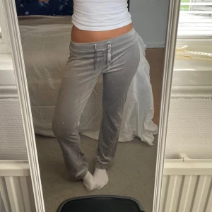Mjukisbyxor  - Gråa mjukisbyxor från gina tricot i storlek ca, jätteskönt material