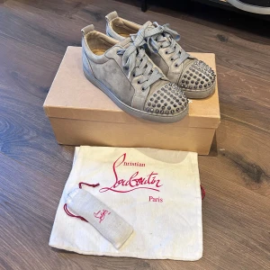 Christian Louboutin Sneakers - Loubs i okej skick, lite wear på spikarna och sulan annars väldigt bra skick. Box, dustbag och extra snören. Storlek 41 passar 41,5-42, nypris 9500 mitt pris 3800! Bara att skriva vid frågor eller funderingar, över 70 refs från nöjda kunder finns!