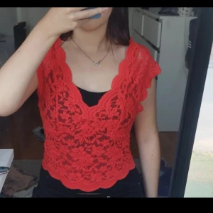 Röd spetsblus - Säljer en  röd spetsblus från zara i stotlek. Andvänd 3 gånger. Den har en v-ringad design är i spetsmaterial.