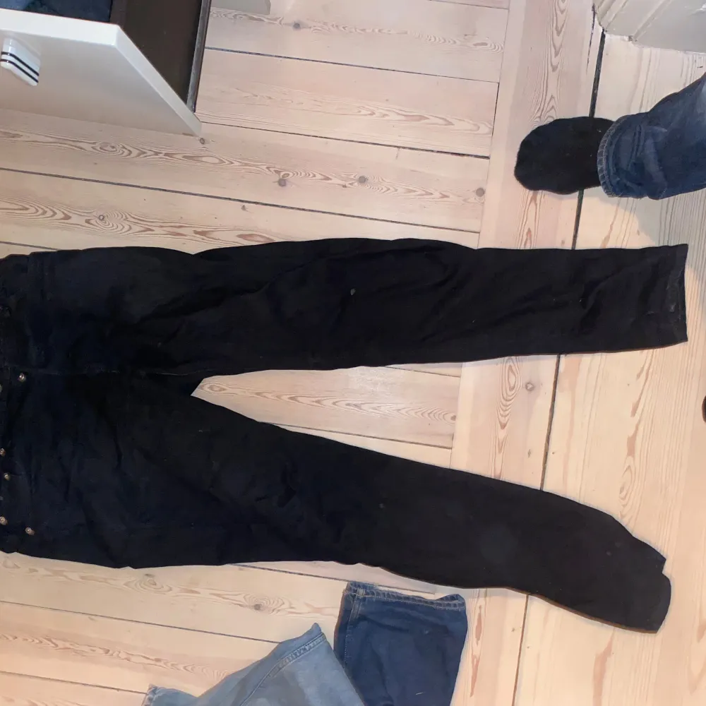 Säljer dessa svarta EDWIN jeans för att de inte passar mig längre. De är i mycket bra skick och ser nya ut. Jeans & Byxor.