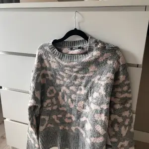 Leopard tröja,ingen anning vart den är ifrån tyvärr!