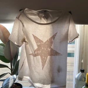 Stjärn T-shirt  - En jätte fin stjärn T-shirt, med ut tvättat tryck kontakta gärna innan köp🫶🏻