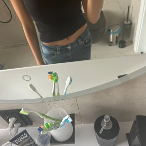 Svart stickad knuten runt halsen tröja  - Stickad svart tröja som är knuten runt halsen 