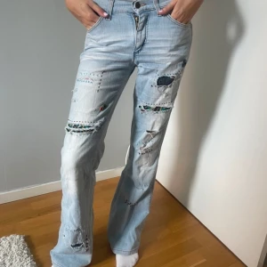 Lågmidjade jeans - Jättecoola unika jeans.💞💞 Säljer då de tyvärr inte satt som jag ville. Midjemått ca 36 cm. Lånade bilder!