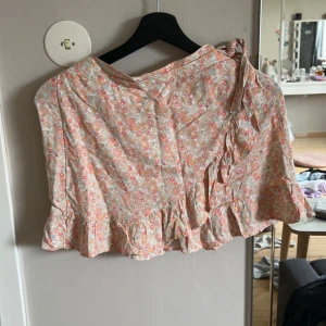 Fin kjol - En perfekt sommar kjol, säljer då den är för kort för mig. 