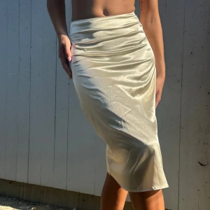 Kjol - Guldig kjol i skönt material💛