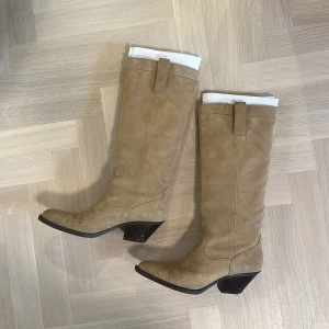 Cowboy stövlar zara - Säljer dessa cowboystövlarna från zara i riktig mockaläder❤️ använda fåtal gånger
