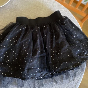 Tyllkjol barn - Storlek 134/140  Paljetterna blänker i olika färger✨😍