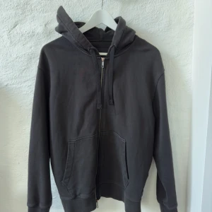 Replay Zip hoodie - Säljer en svart ZIP hoodie från Replay i storlek S. Köpt på NK i Göteborg för 1599 SEK ungefär 1 år sen. I väldigt bra skick.