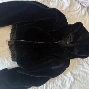 Fluffig jacka  - Gullig fluffig jacka är tyvärr för liten för mig 😔 Maddy från Euphoria vibes😝Jag köpte den från en gothic hemsida, kommer tyvärr inte ihåg hur den hette. Har aldrig använt den. Står att storleken är M men skulle säga att det är S. 