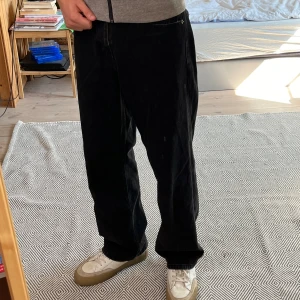 Dr Denim Loose Fit jeans - Fräscha Dr Denim jeans storlek 29/32. Knappt använda så fint skick. Skriv görna om du har några frågor👍