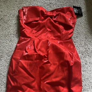 Klänning  - En jätte söt klänning som jag köpte till min födelsedags fest men den kom inte till användning! Säljer den nu för den kommer inte komma till användning! Köpte för 800 säljer för 300 kr! 