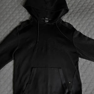 Hugo boss hoodie - 💠Märke: Hugo Boss 🔖Storlek: S/M 👩🏼‍🤝‍👨🏻Kön: Man ℹ️ - Kan mötas upp i Helsingborg 📍                                         Postas inom hela Norden! 📦   💬 - Hör av er vid ytterligare frågor!