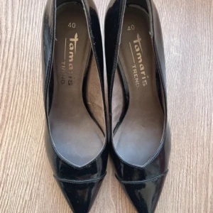 Tamaris klackar stl.40 - Fina klackeskor från Tamaris, glansiga i stl.40