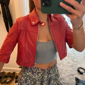 Maje jacka röd - Säljer nu denna snygga trendiga läderjacka ifrån Maje som är som ny. 