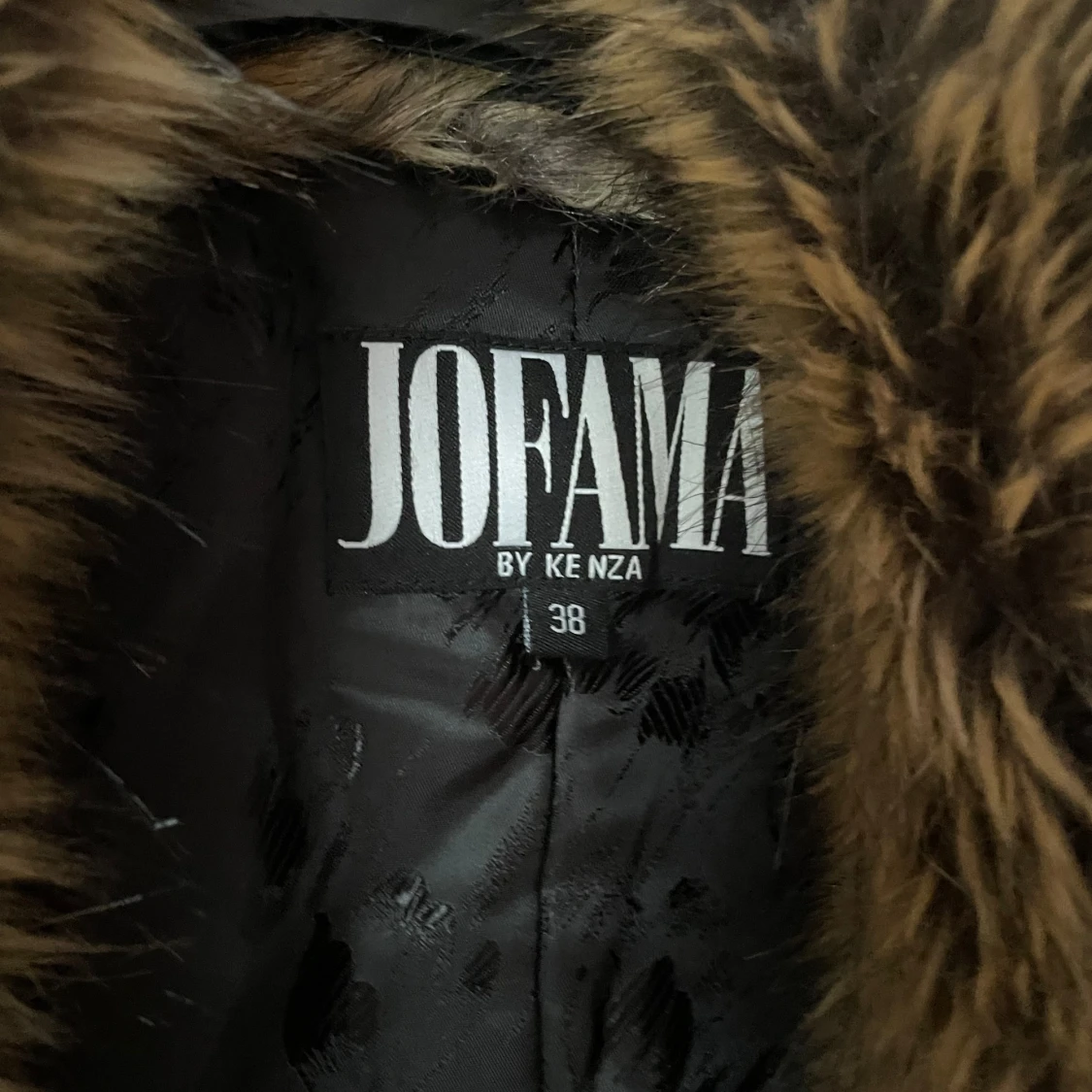 Svart skinnjacka med pälsdetaljer från Jofama - 91