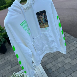 OFF WHITE hoodie ”Golden ratio” - Säljer min Off white hoodie som aldrig används, den sitter som en large. Skicket är 9/10🙌🏼 Hör av er med fler frågor och info! Nypris låg på 9000kr 
