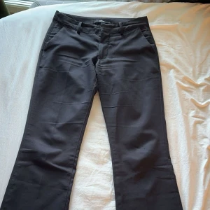 Lågmidjade kostymbyxor  - Ett par superfina kostymbyxor ifrån bikbok i modellen PW vera💕 dom är fåtal använda och är i ett mycket bra skick! Låg midja och utsvängda ben. Nypris 499kr