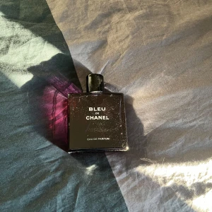 Bleu de Chanel Eau de Parfum - Säljer en elegant och tidlös Bleu de Chanel Eau de Parfum. Flaskan är mörkblå och stilren med en svart kork. Perfekt för den som vill ha en sofistikerad doft med inslag av citrus och tränoter. Flaskan rymmer 100 ml och kommer i originalförpackning. 