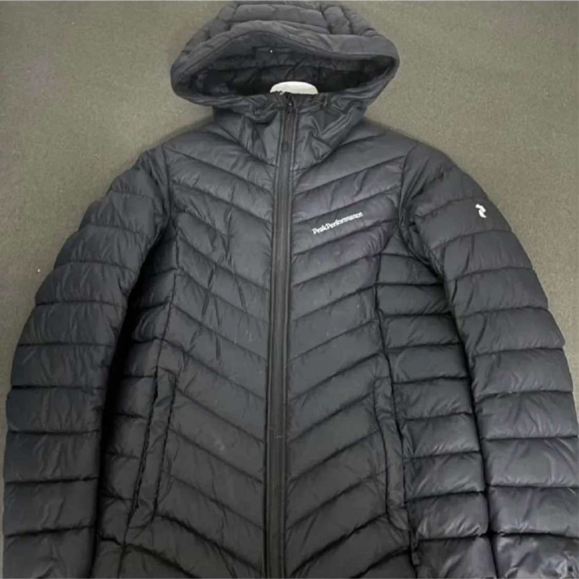 Grå dunjacka från Peak Performance