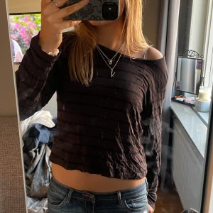 Randig tröja - Säljer en brun och svart randig tröja från Lindex. Super snygg och skön tröja