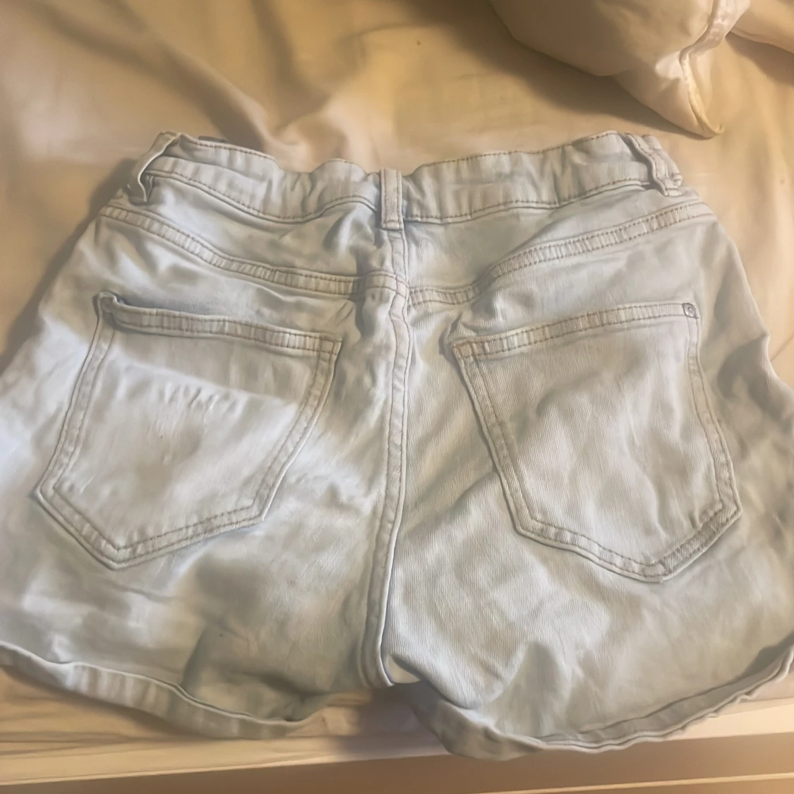 Ljusa jeansshorts med slitningar - 1