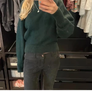 Mörkgrön stickad tröja från other stories  - Säljer en mysig mörkgrön stickad tröja med långa ärmar. Perfekt för kyligare dagar och ger en stilren look. Passar bra till både jeans och kjol.