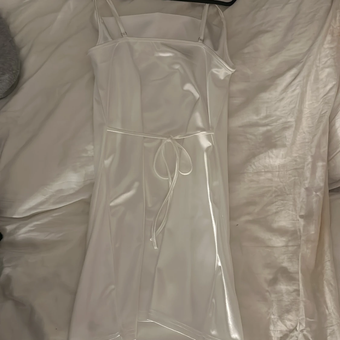 Vit siden klänning - 1