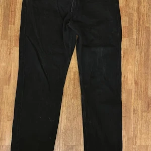 H&M Jeans - Svart H&M Jeans Herr. Storlek 36/32. Aldrig använda mycket bra skick. För mer detaljer kom privat.