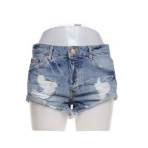 Blå jeansshorts med slitningar - supersnygga blå low /mid waist jeansshorts! med slitningar🤩💋 passar XS-S! 