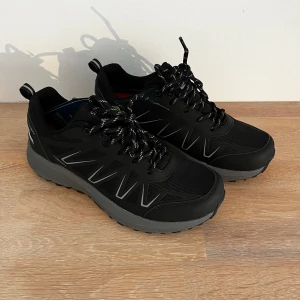 Svarta kängor från Sprayway - Sprillans nya svarta kängor från Sprayway med robust sula och snörning. Perfekta för en aktiv livsstil med en stilren design. Skorna har en låg profil och är idealiska för både stad och natur. Nypris: 799 — Mitt pris: 349