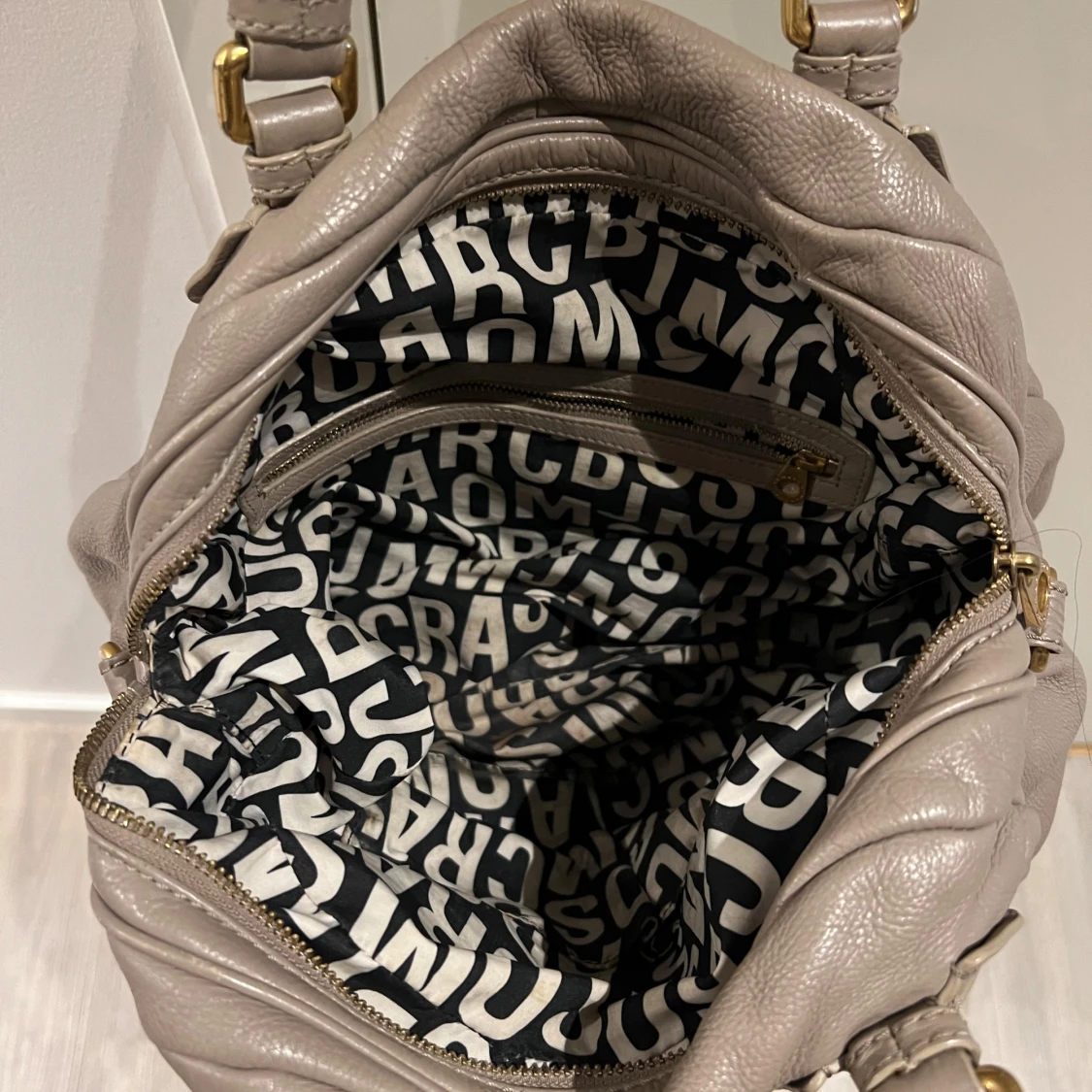 Beige handväska med gulddetaljer - 2