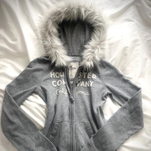 hollister fur zip up - sydd för hand därav FAST pris. nackdelen är att banden är asymmetriska då ena är längre än den andra. sedan finns det lite lösa trådar på baksidan, men inget som påverkar utseendet. annars är den väldigt bra sydd! 💝handtvätt med ljummet vatten är det dom gäller då tvättmaskin + torktumlare förstör pälsen! <3