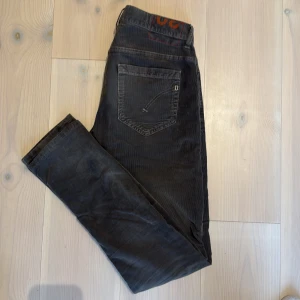 Dondup George 30 - | Dondup byxor i modellen George | Storlek 30 | Färg: grå/svart |