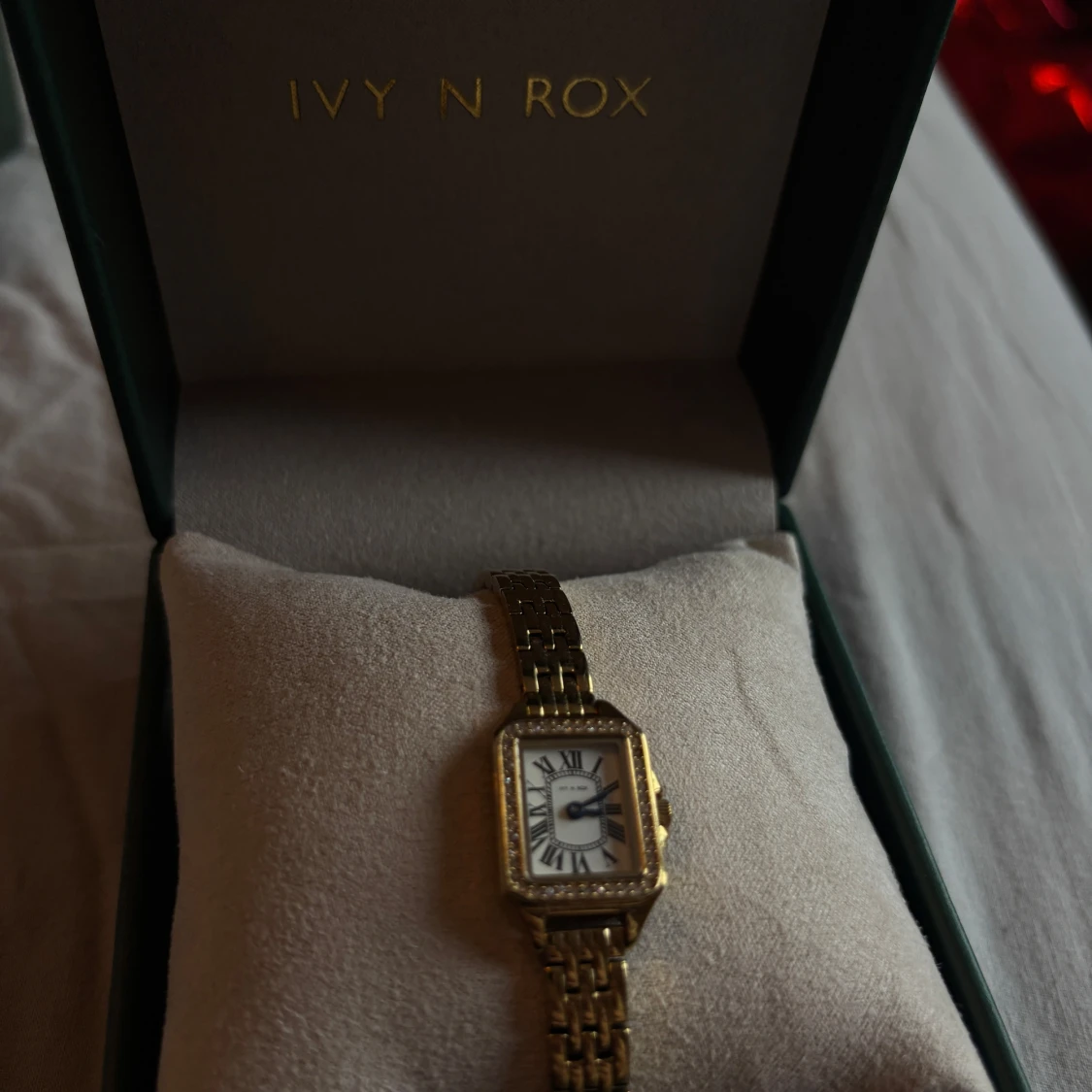 Guldfärgad klocka från Ivy N Rox