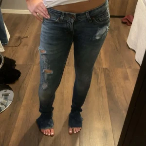 Lågmidjade bootcut jeans  - Säljer mina super snygga lågmidjade bootcut jeans. Säljs då dom inte kommer till användning💕pris är diskuterbart