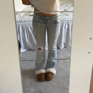 Lågmidjade jeans bootcut - Säljer dessa assnygga jeans!!❤️låg midja och bootcut. Midja: 37cm, innerbenslängd:81 cm. Tryck gärna på köp nu!🌟