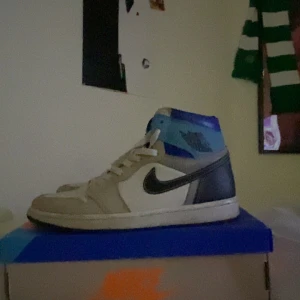 Air Jordan 1 - Hej! Säljer nu mina Air Jordan 1:s som jag köpt i butik för 3200kr. De är i någorlunda bra skick och är i storlek 42 men passar 43. Skriv vid minsta lilla fundering.