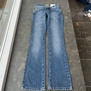 Bootcut jeans - Snygga utsvängda jeans. Inerbenslängd- 89 midjehöjd- 19 midjemått rakt över-37