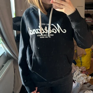 Svart Norrlands hoodie - Säljer en svart 'The Great Norrland' hoodie från sqrtn då den inte kommer till användning längre. Den är i bra skick trots att jag brukade använda den ganska ofta förut.