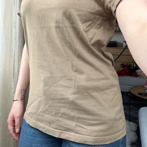 Beige / ljusbrun t-shirt - En enkel och lätt-stylad beige t-shirt med korta ärmar. Passar bra till jeans eller shorts🤎
