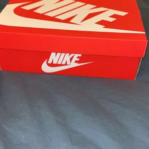 Svarta Nike Air Max sneakers - Svarta air Max 90. Storlek 44. 1500kr. Säljer pga var förstora. Kom pm för mer info
