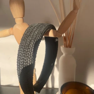 Svart flätat diadem - Snyggt svart diadem med flätad design. Perfekt för att ge en stilren touch till din outfit. Passar bra för både vardag och speciella tillfällen.