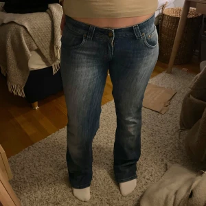 Lågmidjade lee jeans - Jättesnygga lågmidjade bootcut lee jeans som tyvärr är för små och för långa för mig, storleken är 29/33 men midjan är tajtare och längden är längre💗
