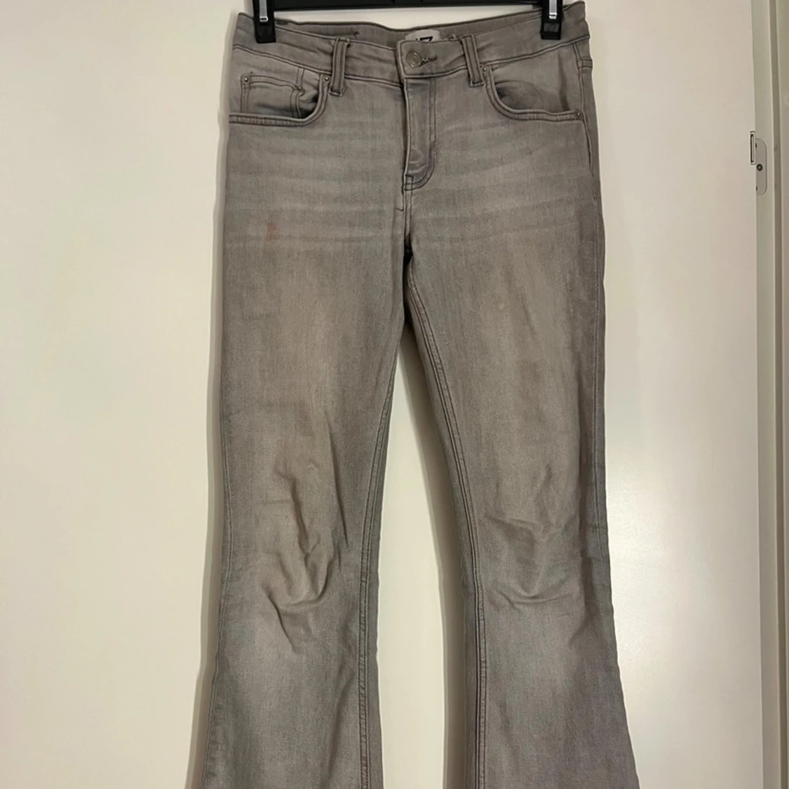 Grå bootcut jeans