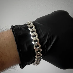 Tung Pansarlänk Armband Äkta 925 Silver - Diamantslipad pansarlänk från Italien! Väger tungt runt handleden och blänker fint! Längd 22cm, bredd 10mm och en tung vikt på 45.08g! Stämplad 925 och Italy.