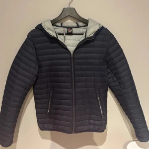 Mörkblå colmar pufferjacka med huva - Säljer min vår colmar jacka för att den är för liten för mig. Den är perfekt nu till våren. Skriv för mer bilder och funderingar:)