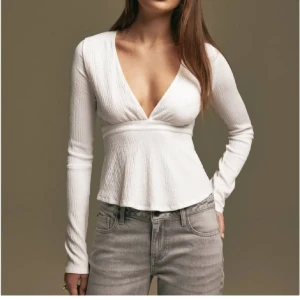 Nelly topp - Säljer min Nelly topp . Strl Xs.Toppen har ett knytband i ryggen som ger en fin passform. Perfekt för både vardag och festliga tillfällen.