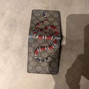 G plånbok - Jag säljer nu en tvärfet G plånbok i ormstil. Perfekt för dig som vill hålla koll på dina kort i stil. Pris kan diskuteras. TAR ÄVEN BYTEN!